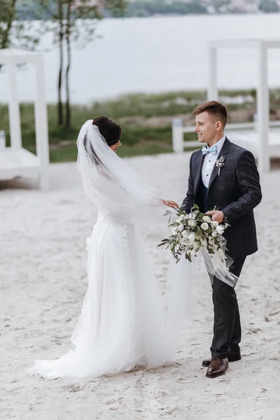 Feliz Joven Recién Casado Pareja Día Boda Playa Lago Día —  Fotos de Stock