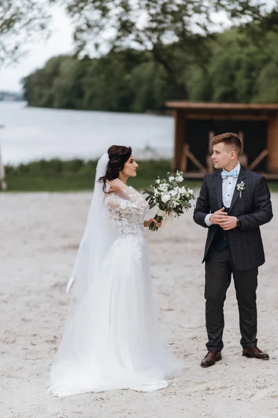 Jovens Felizes Apenas Casado Casal Seu Dia Casamento Andando Praia — Fotografia de Stock