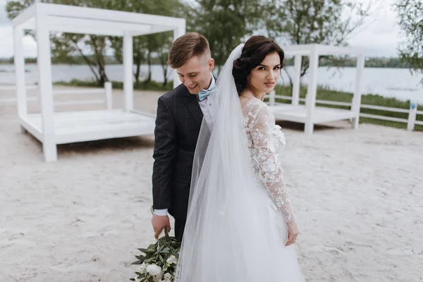 Счастливые Молодые Поженились День Своей Свадьбы Пляже Озера Летний День — стоковое фото