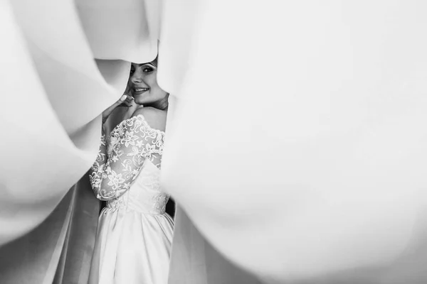 Портрет Великолепной Молодой Невесты Элегантной Позе — стоковое фото