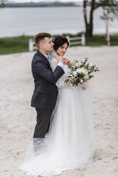 Jovens Felizes Apenas Casado Casal Abraçando Seu Dia Casamento — Fotografia de Stock