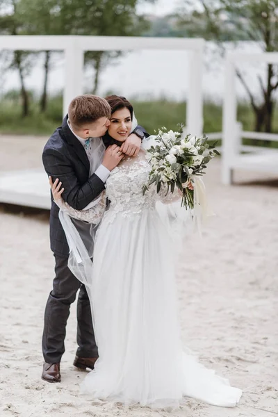 幸せなカップルはちょうど結婚カップルの結婚式の日にキス — ストック写真