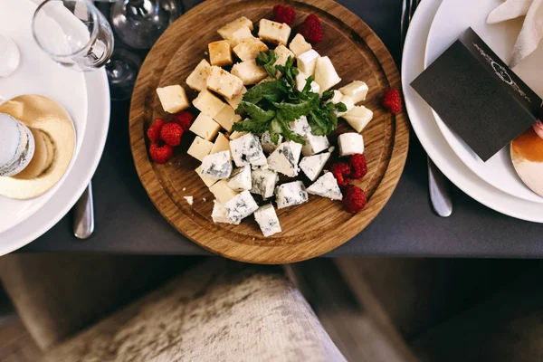 Formaggio Spuntini Sul Tavolo Tavola Nuziale Tavolo Buffet — Foto Stock