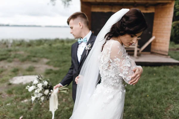 Mutlu Genç Sadece Evli Çift Onların Düğün Günü Nehir Banka — Stok fotoğraf