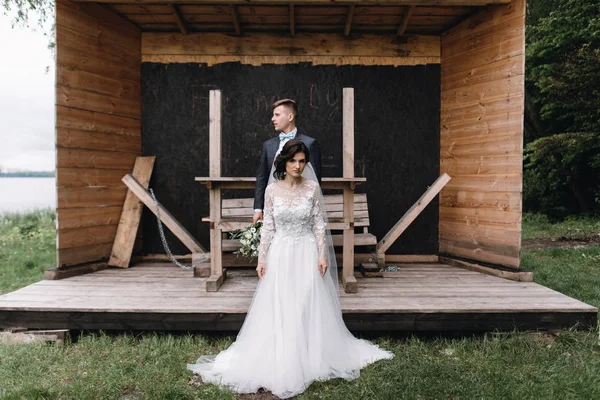Vackra Bröllop Par Njuta Romantiska Stunder Utomhus — Stockfoto