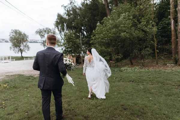 Feliz Joven Recién Casado Pareja Boda Día Caminando Aire Libre —  Fotos de Stock