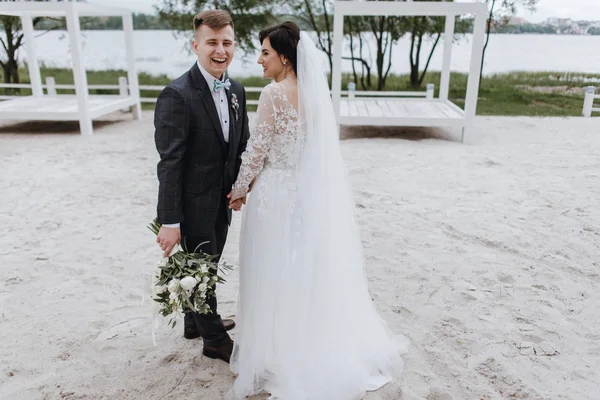 Glückliches Junges Frisch Verheiratetes Paar Hochzeitstag Strand Eines Sees Sommertag — Stockfoto