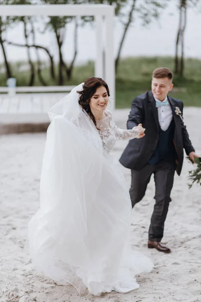 Jovens Felizes Apenas Casados Casal Seu Dia Casamento Correndo Praia — Fotografia de Stock