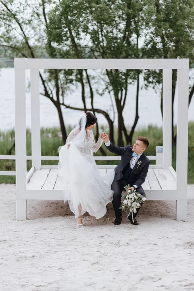 Mutlu Genç Sadece Onların Düğün Gününde Bir Göl Plajda Yaz — Stok fotoğraf
