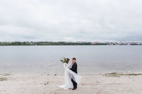 Όμορφο Γαμήλιο Ζεύγος Απολαμβάνοντας Ρομαντικές Στιγμές Κοντά Στη Λίμνη — Φωτογραφία Αρχείου