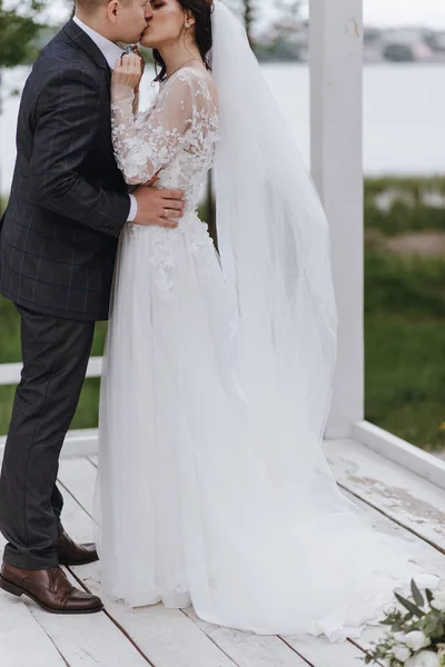 Feliz Joven Recién Casado Pareja Besándose Día Boda —  Fotos de Stock