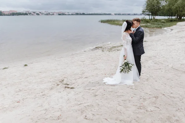 Casal Bonito Desfrutando Momentos Românticos Perto Lago — Fotografia de Stock