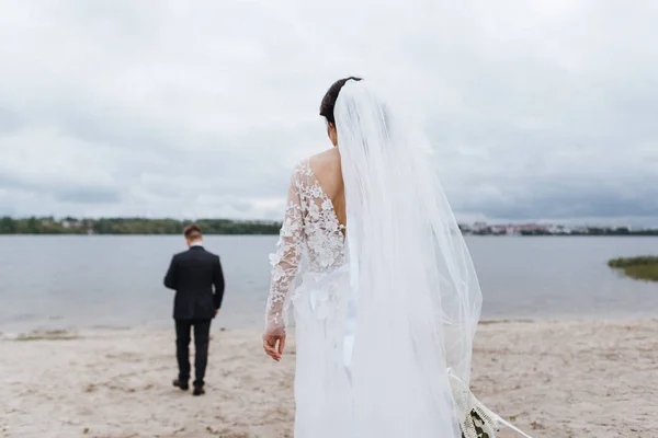 Hermosa Pareja Boda Disfrutando Momentos Románticos Cerca Del Lago —  Fotos de Stock