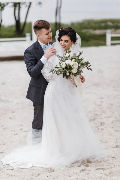 Feliz Joven Recién Casado Pareja Abrazando Boda Día —  Fotos de Stock