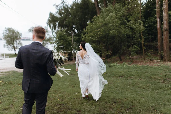 Jovens Felizes Apenas Casado Casal Seu Dia Casamento Andando Livre — Fotografia de Stock