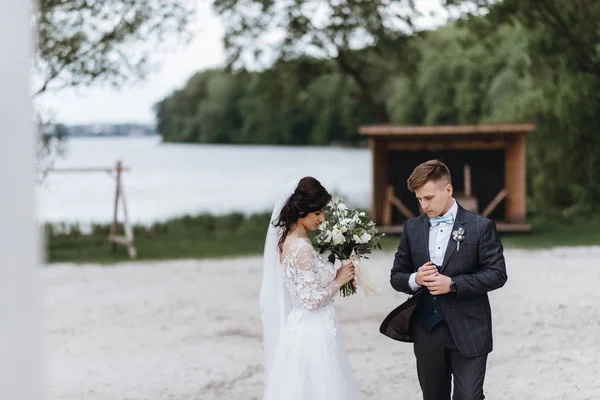 Feliz Joven Recién Casado Pareja Día Boda Caminando Por Playa — Foto de Stock