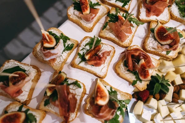 Prosciutto Com Figos Pão Manteiga Recepção Casamento Restaurante — Fotografia de Stock