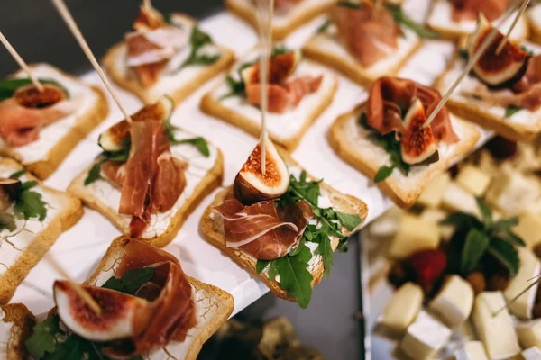 Prosciutto Com Figos Pão Manteiga Recepção Casamento Restaurante — Fotografia de Stock