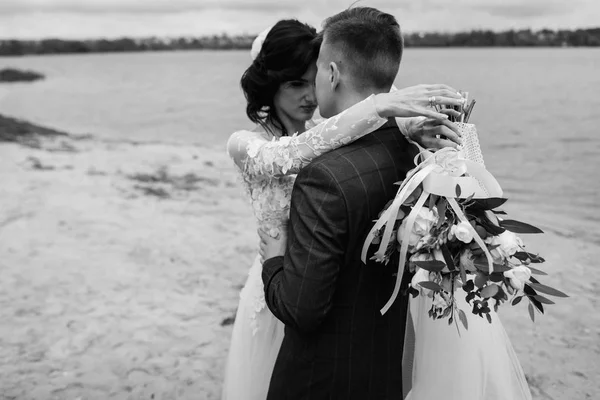 Casal Bonito Desfrutando Momentos Românticos Perto Lago — Fotografia de Stock