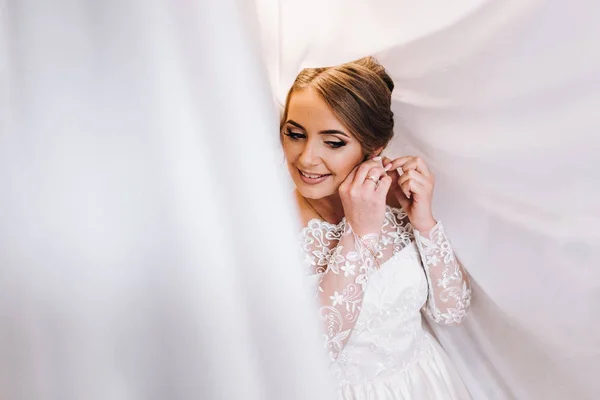 Vista Vicino Della Giovane Bella Sposa Che Indossa Orecchino — Foto Stock