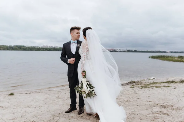 Casal Bonito Desfrutando Momentos Românticos Perto Lago — Fotografia de Stock