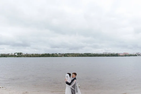 Gyönyörű Esküvői Pár Élvezi Romantikus Pillanatokat Tónál — Stock Fotó
