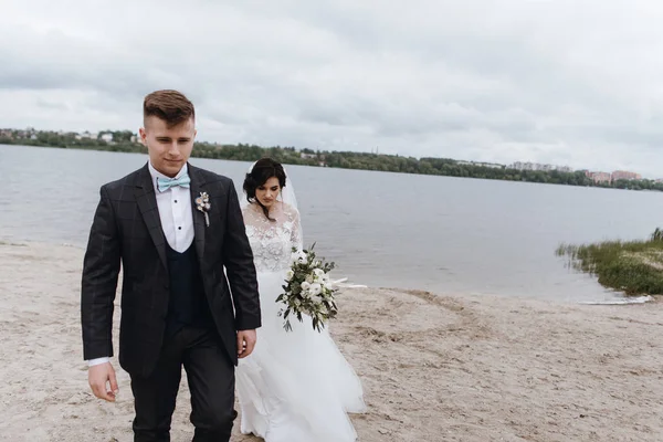 Hermosa Pareja Boda Disfrutando Momentos Románticos Cerca Del Lago — Foto de Stock