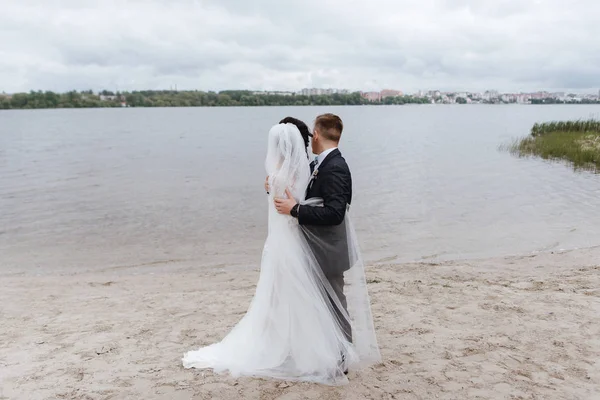 Casal Bonito Desfrutando Momentos Românticos Perto Lago — Fotografia de Stock