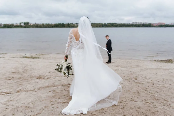 Красива Весільна Пара Насолоджується Романтичними Моментами Біля Озера — стокове фото