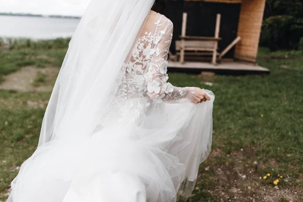 屋外の豪華なドレスにゴージャスな若い花嫁 — ストック写真