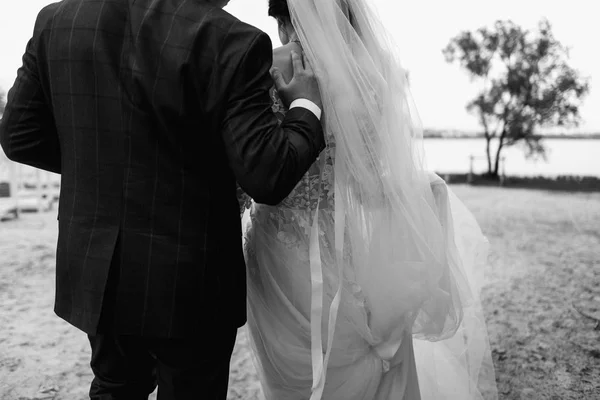 Jovens Felizes Apenas Casados Casal Seu Dia Casamento Praia Lago — Fotografia de Stock