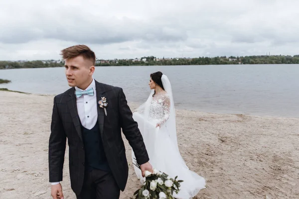 Pasangan Yang Indah Menikmati Saat Saat Romantis Dekat Danau — Stok Foto