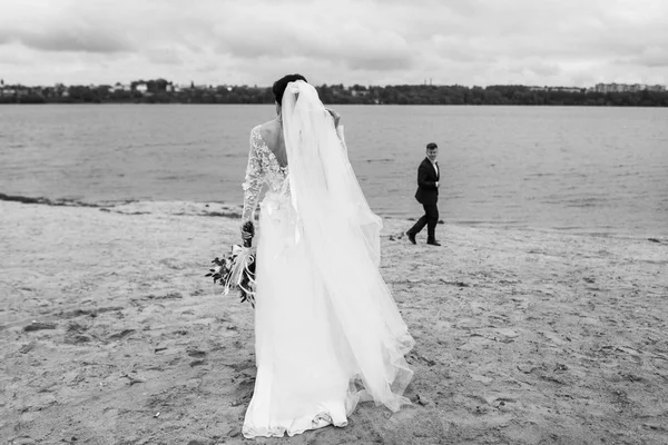 Mooie Bruidspaar Genieten Van Romantische Momenten Buurt Van Het Meer — Stockfoto