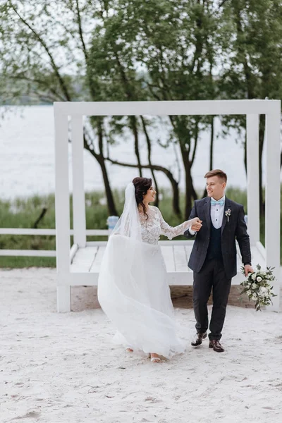 Glad Ung Gift Bara Par Deras Bröllopsdag Som Promenerar Floden — Stockfoto
