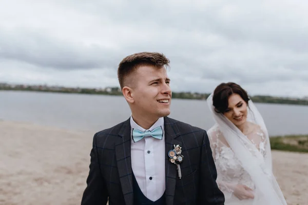 Vackra Bröllop Par Njuta Romantiska Stunder Nära Sjön — Stockfoto