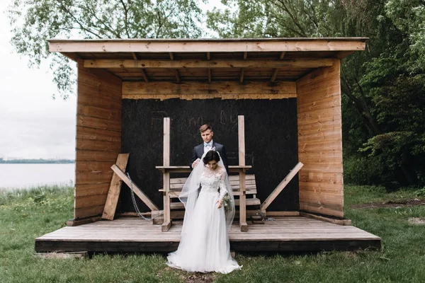 Schönes Hochzeitspaar Genießt Romantische Momente Freien — Stockfoto