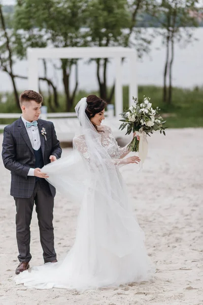 Feliz Joven Recién Casado Pareja Día Boda Caminando Por Playa —  Fotos de Stock