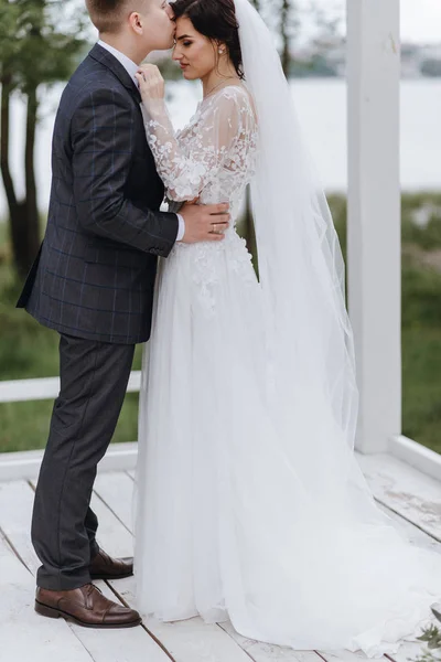 Feliz Joven Recién Casado Pareja Abrazando Boda Día — Foto de Stock