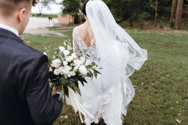 Glad Ung Gift Bara Par Deras Bröllopsdag Promenader Utomhus — Stockfoto