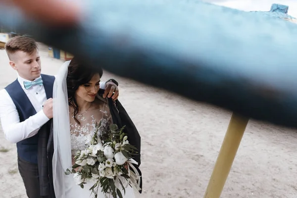 Schönes Hochzeitspaar Genießt Romantische Momente Strand — Stockfoto