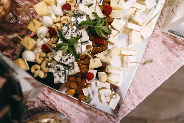 Formaggio Spuntini Sul Tavolo Tavola Nuziale Tavolo Buffet — Foto Stock