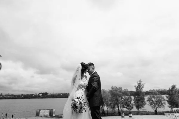 Jovens Felizes Apenas Casados Casal Seu Dia Casamento Mãos Dadas — Fotografia de Stock