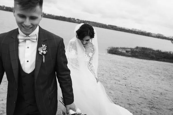 Casal Bonito Desfrutando Momentos Românticos Perto Lago — Fotografia de Stock