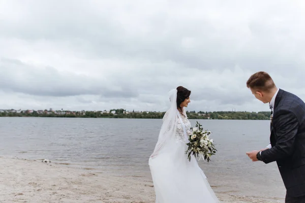 Casal Bonito Desfrutando Momentos Românticos Perto Lago — Fotografia de Stock