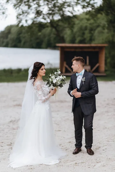 Feliz Joven Recién Casado Pareja Día Boda Caminando Por Playa — Foto de Stock