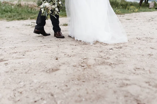 Vackert Bröllop Nygifta Vandrar Längs Sand Bruden Lyxig Klänning Och — Stockfoto