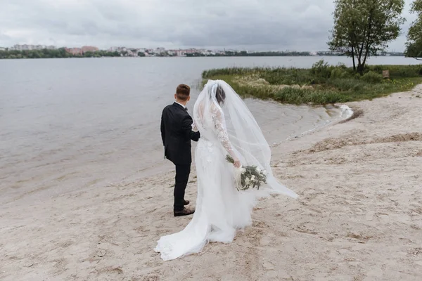 Όμορφο Γαμήλιο Ζεύγος Απολαμβάνοντας Ρομαντικές Στιγμές Κοντά Στη Λίμνη — Φωτογραφία Αρχείου