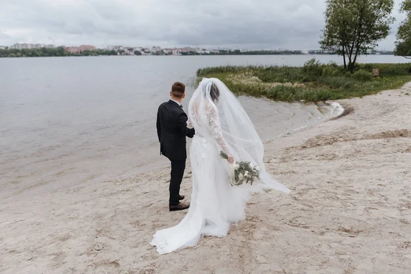 Casal Bonito Desfrutando Momentos Românticos Perto Lago — Fotografia de Stock