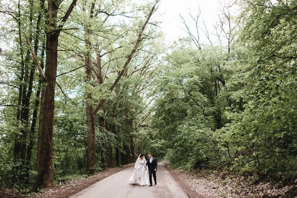 Schönes Hochzeitspaar Genießt Romantische Momente Auf Der Straße — Stockfoto