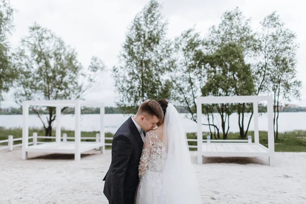 Feliz Joven Recién Casado Pareja Abrazando Boda Día —  Fotos de Stock